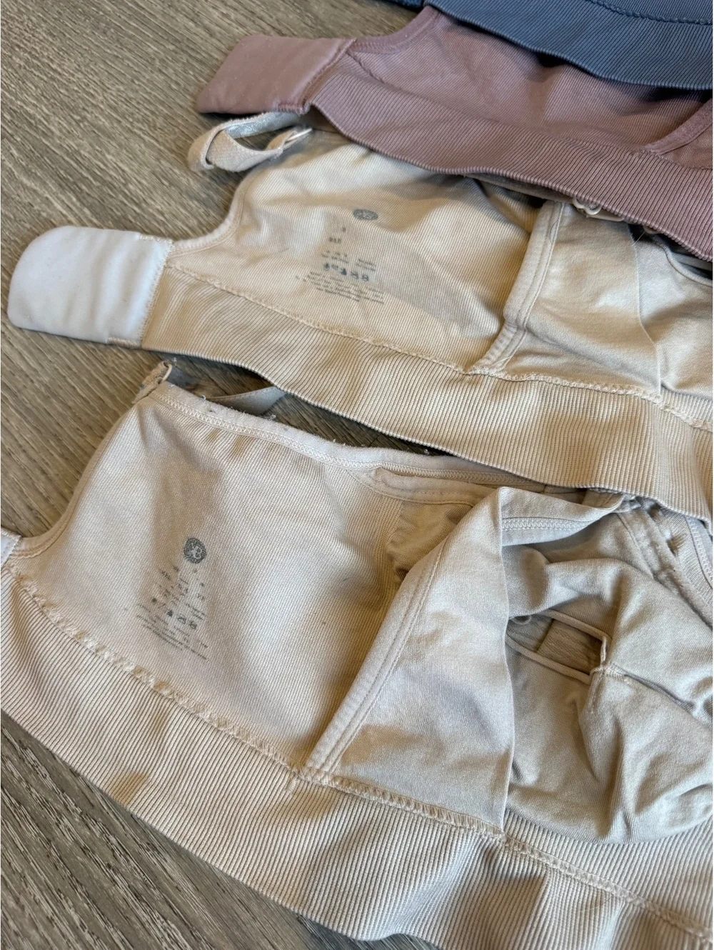 (4) Kindred Braverly Sublime Hands-Free Pumping & Nursing Bra- Regular (B-D) / M